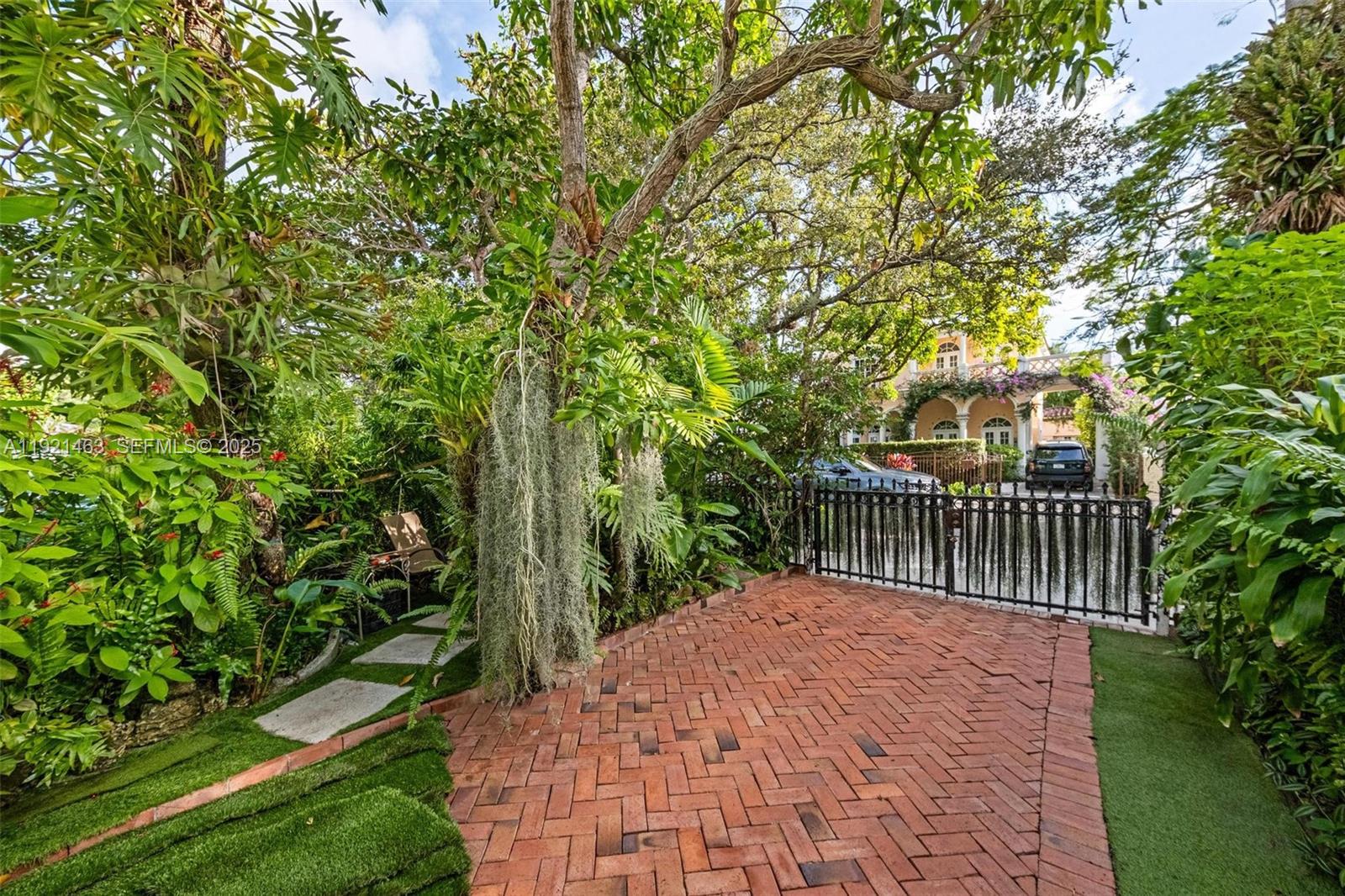 37 NE 44th St Miami, FL 33137