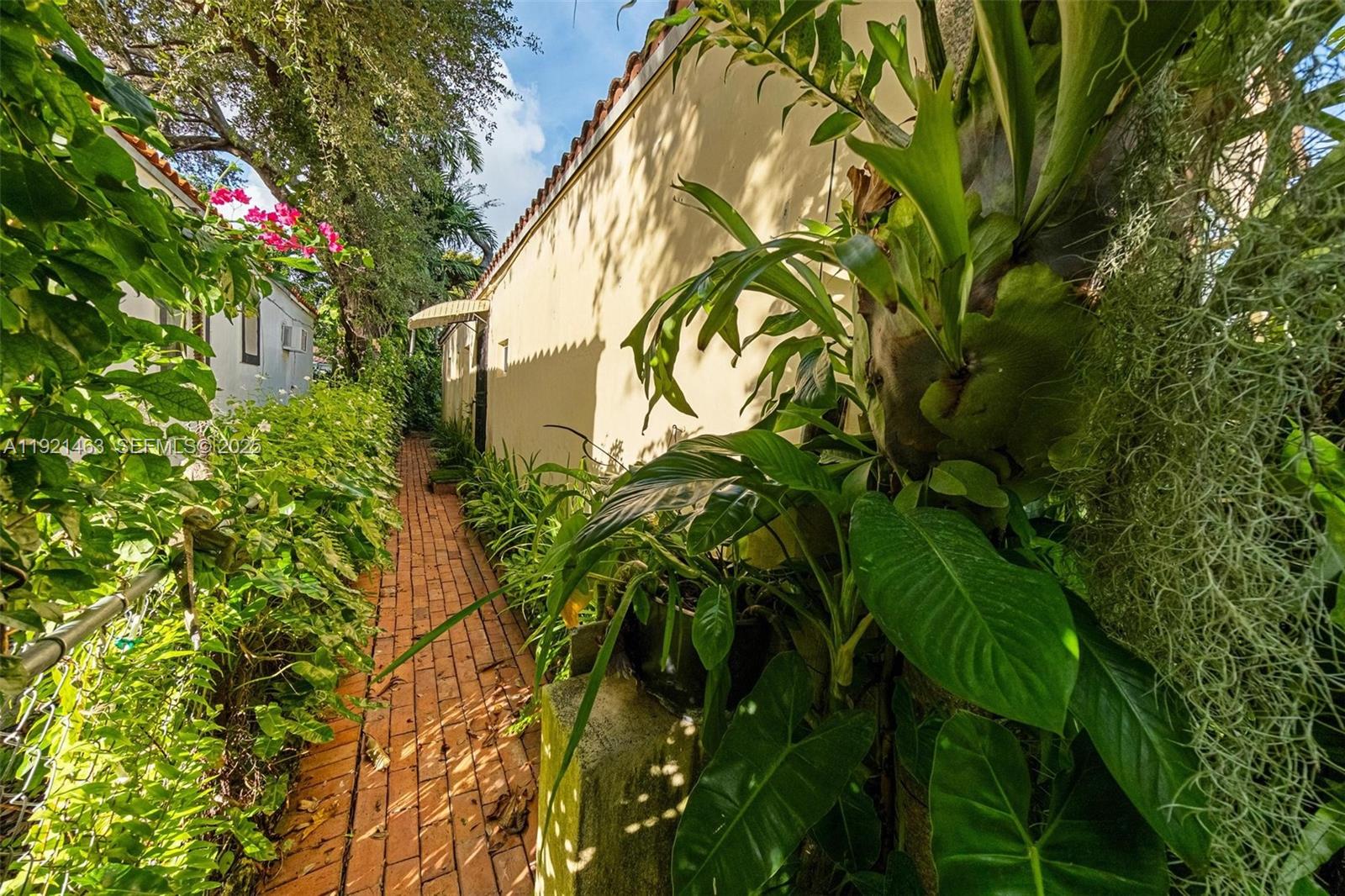 37 NE 44th St Miami, FL 33137