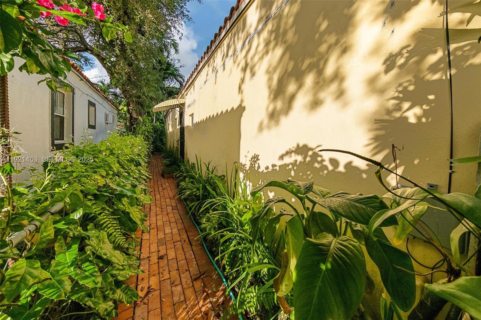 37 NE 44th St Miami, FL 33137