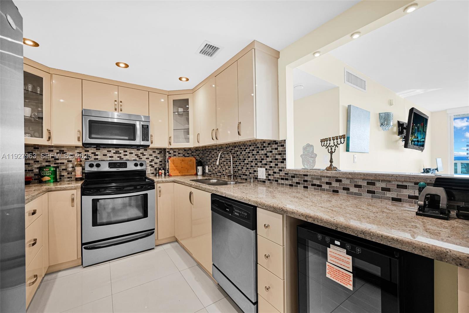 100 Bayview Dr #606 Sunny Isles Beach, FL 33160