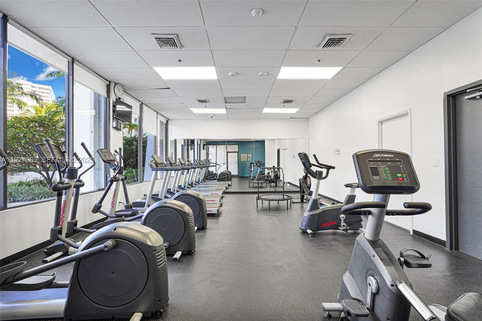 100 Bayview Dr #606 Sunny Isles Beach, FL 33160