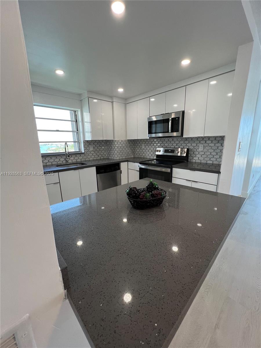 1865 79th St Cswy #12I North Bay Village, FL 33141