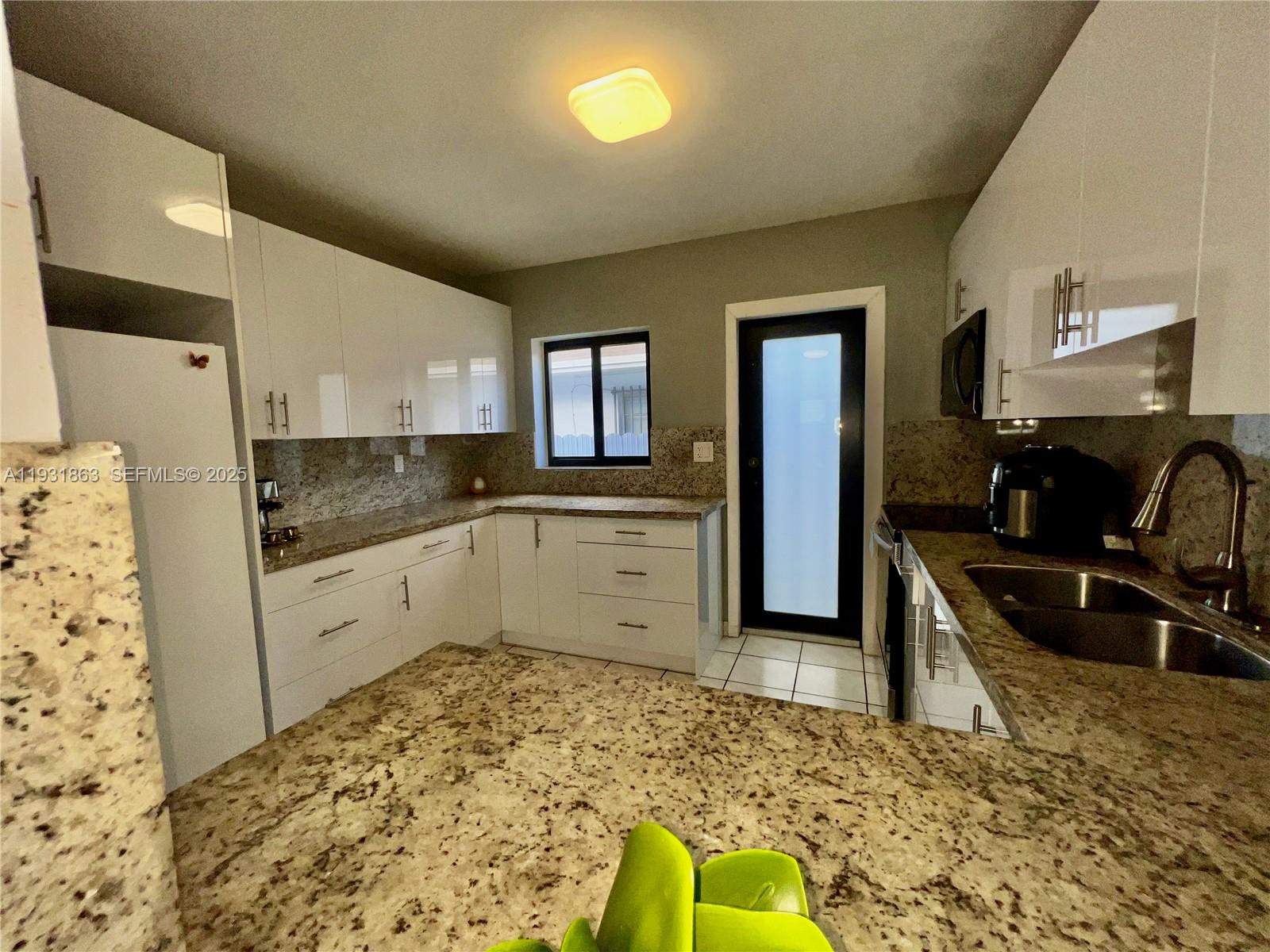 3297 - 3299 SW 26th St Miami, FL 33133