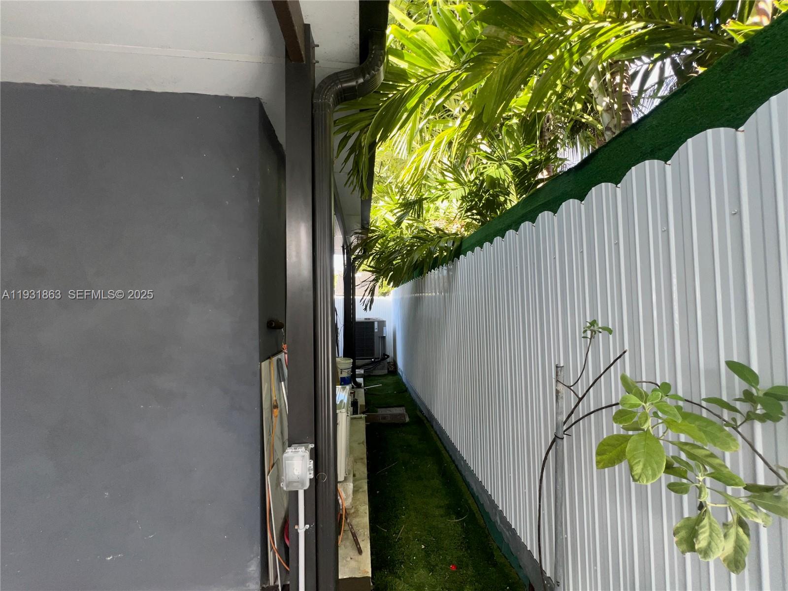 3297 - 3299 SW 26th St Miami, FL 33133