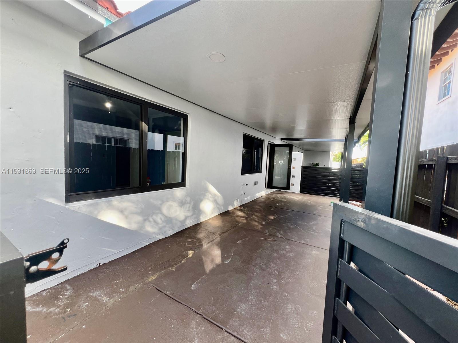 3297 - 3299 SW 26th St Miami, FL 33133