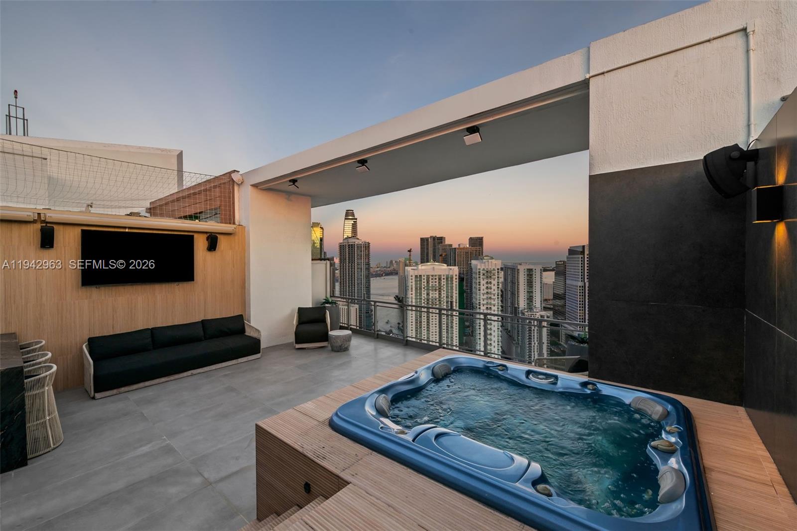 90 SW 3rd St #PH-15 Miami, FL 33130