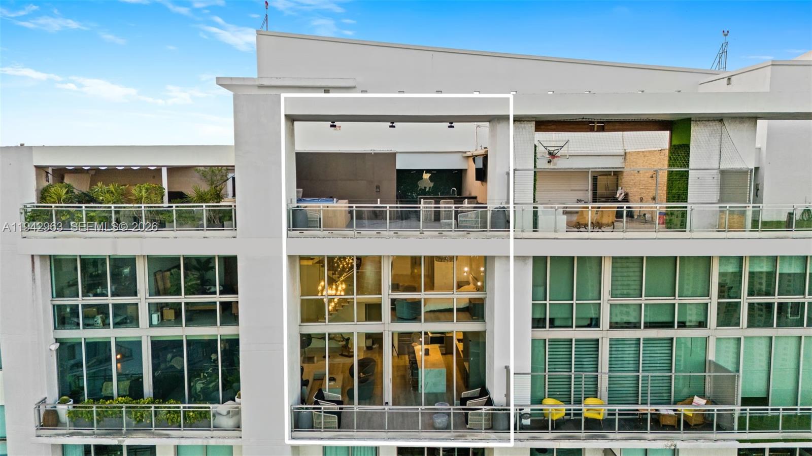 90 SW 3rd St #PH-15 Miami, FL 33130