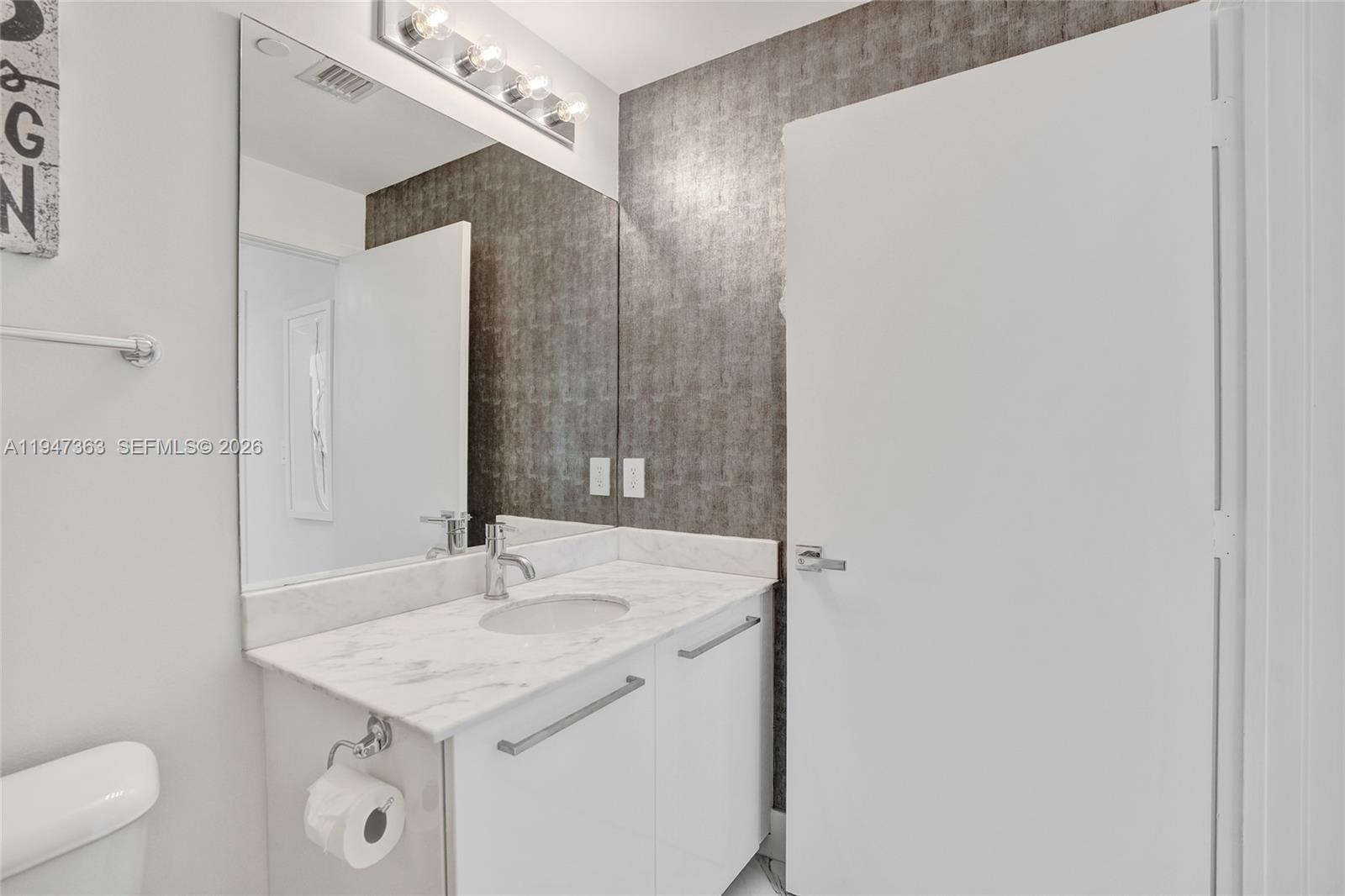 888 Biscayne Blvd #2404 Miami, FL 33132