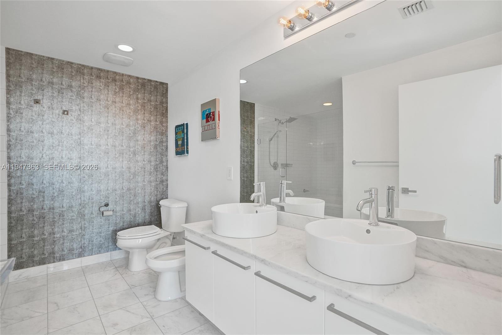 888 Biscayne Blvd #2404 Miami, FL 33132