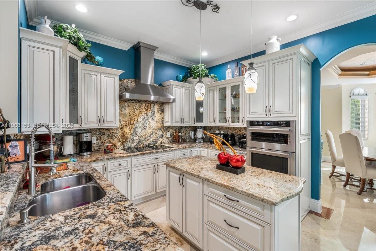 7851 NW 166th Ter Miami Lakes, FL 33016