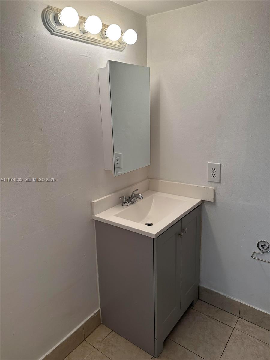 1801 S Treasure Dr #102 North Bay Village, FL 33141