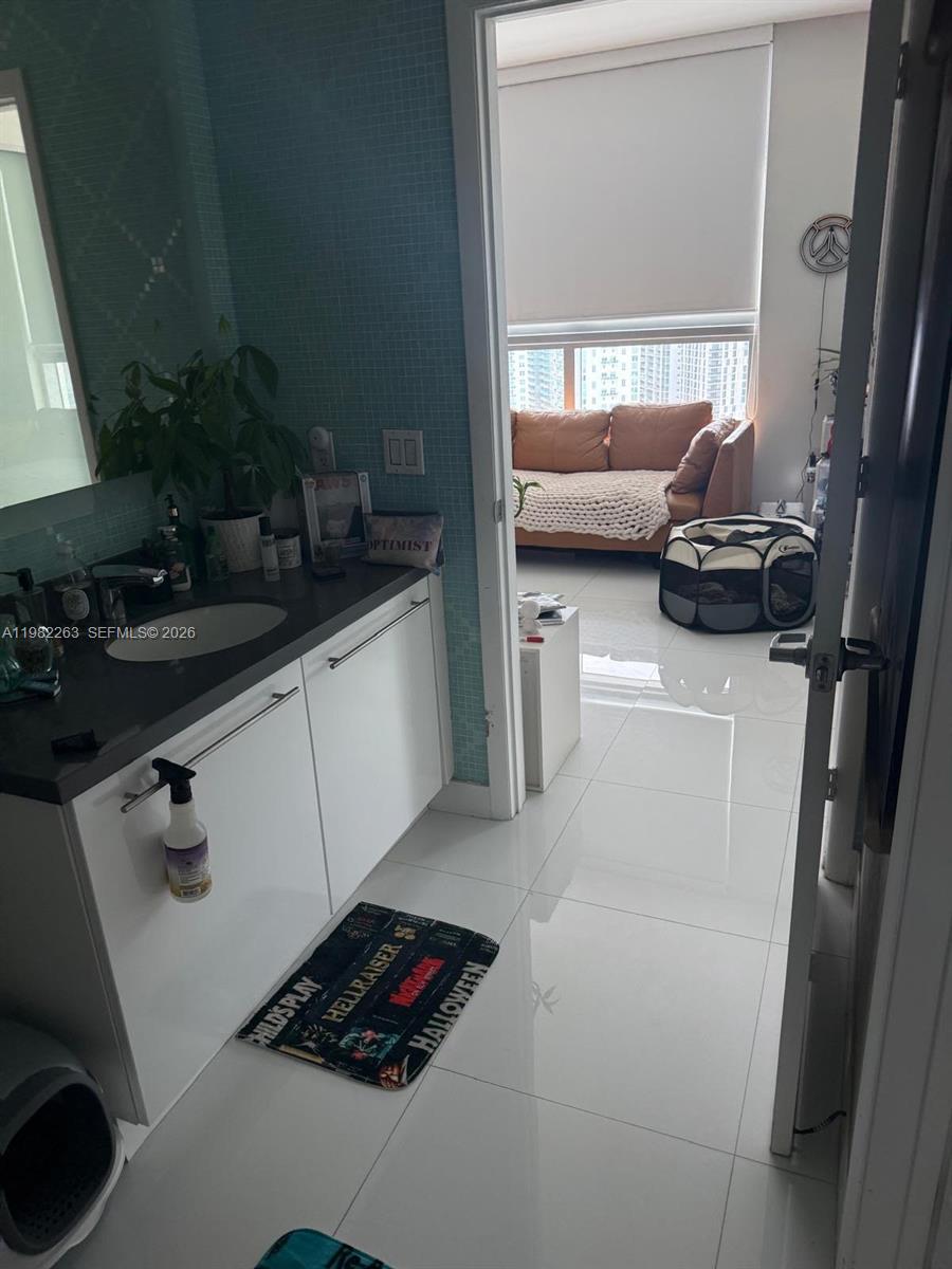 90 SW 3rd St #3203 Miami, FL 33130