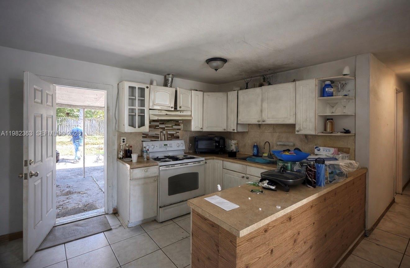 8525 NW 32nd Ct Miami, FL 33147