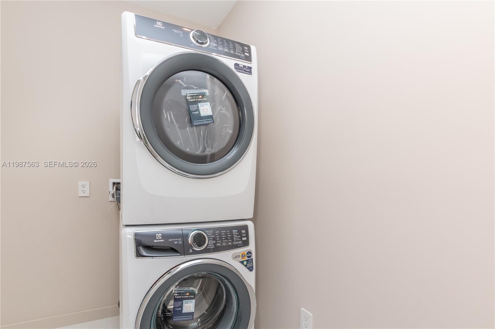 851 NE 1st Ave #PH 4611 Miami, FL 33132