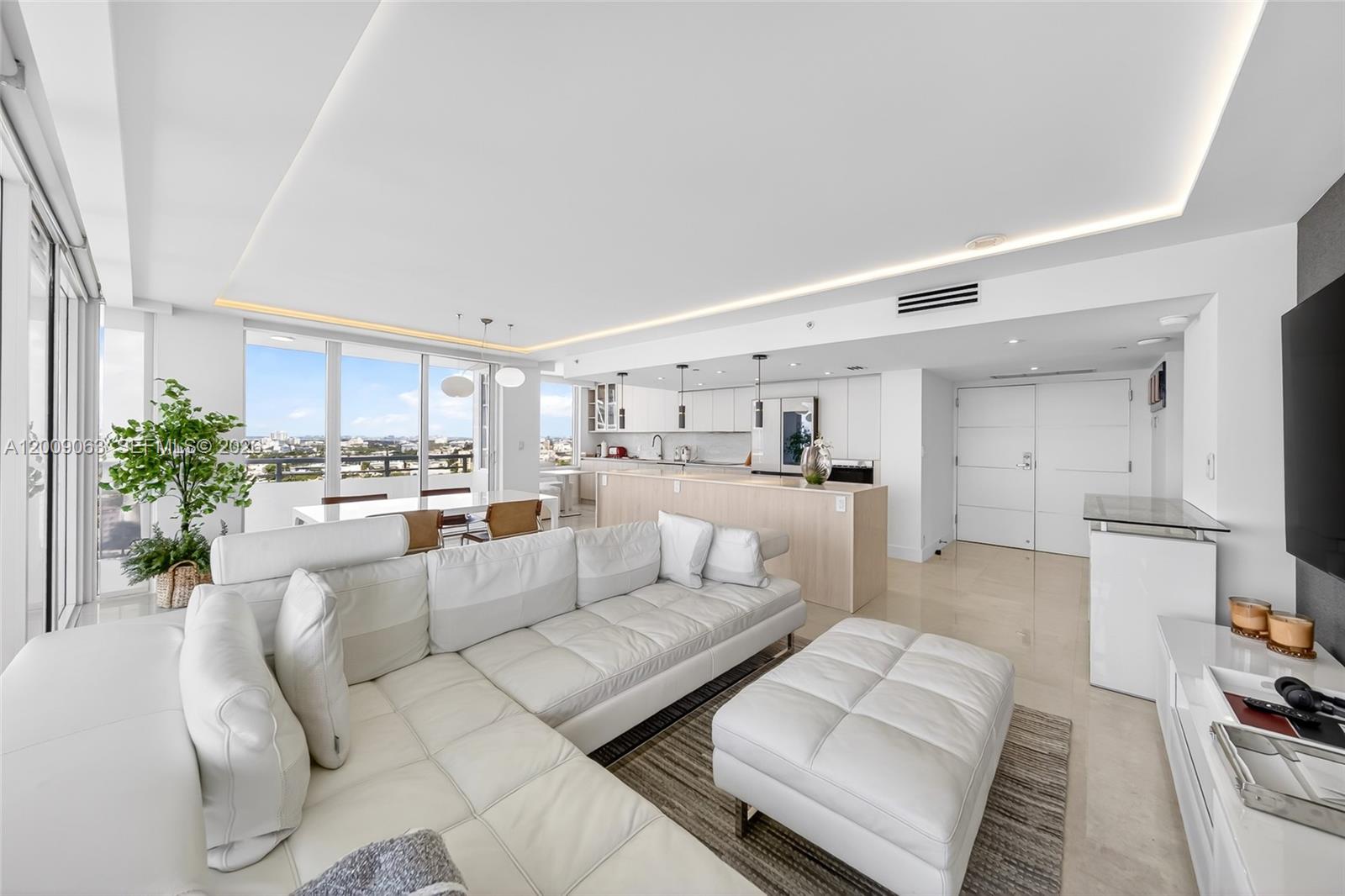 400 S Pointe Dr #2009 Miami Beach, FL 33139