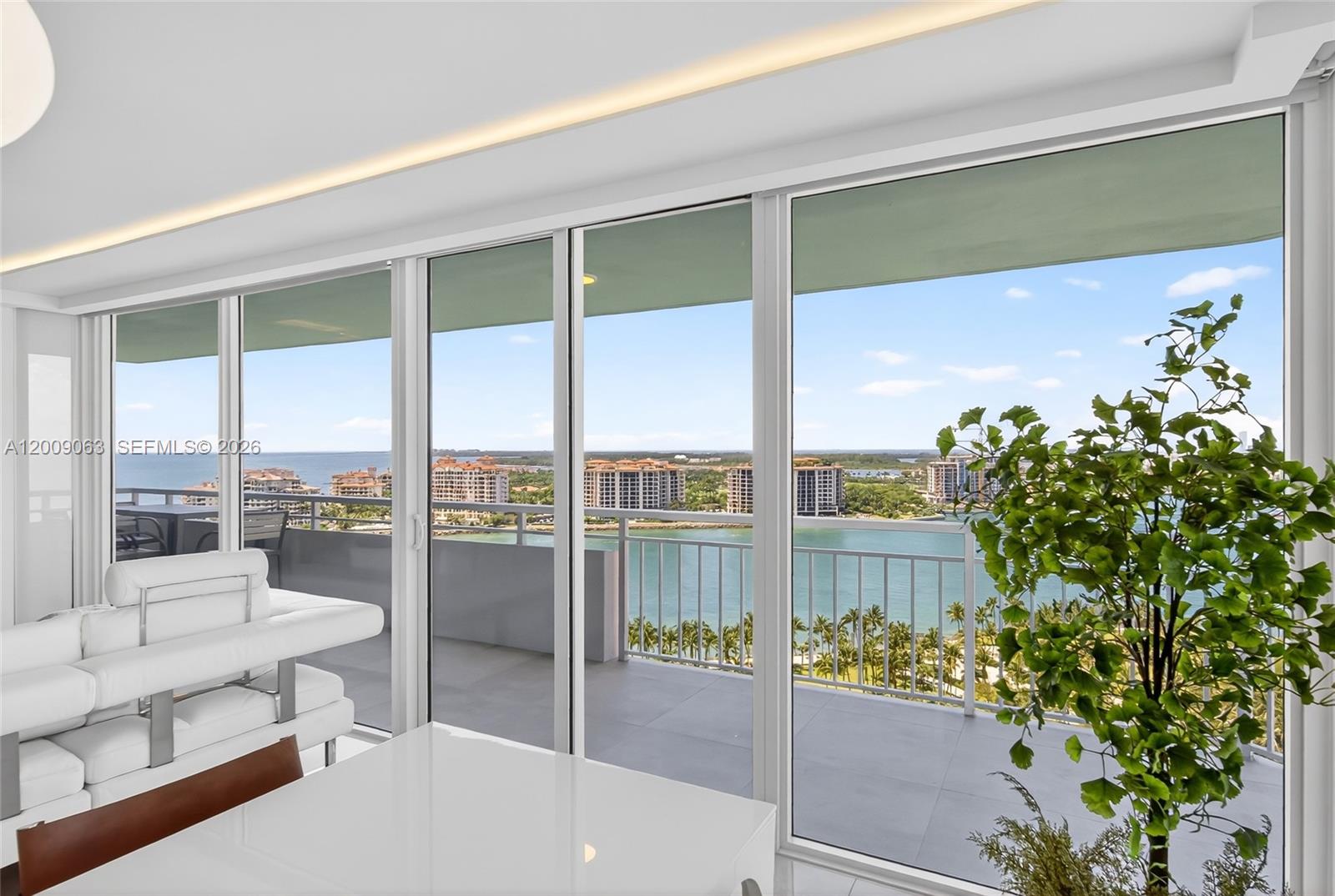 400 S Pointe Dr #2009 Miami Beach, FL 33139