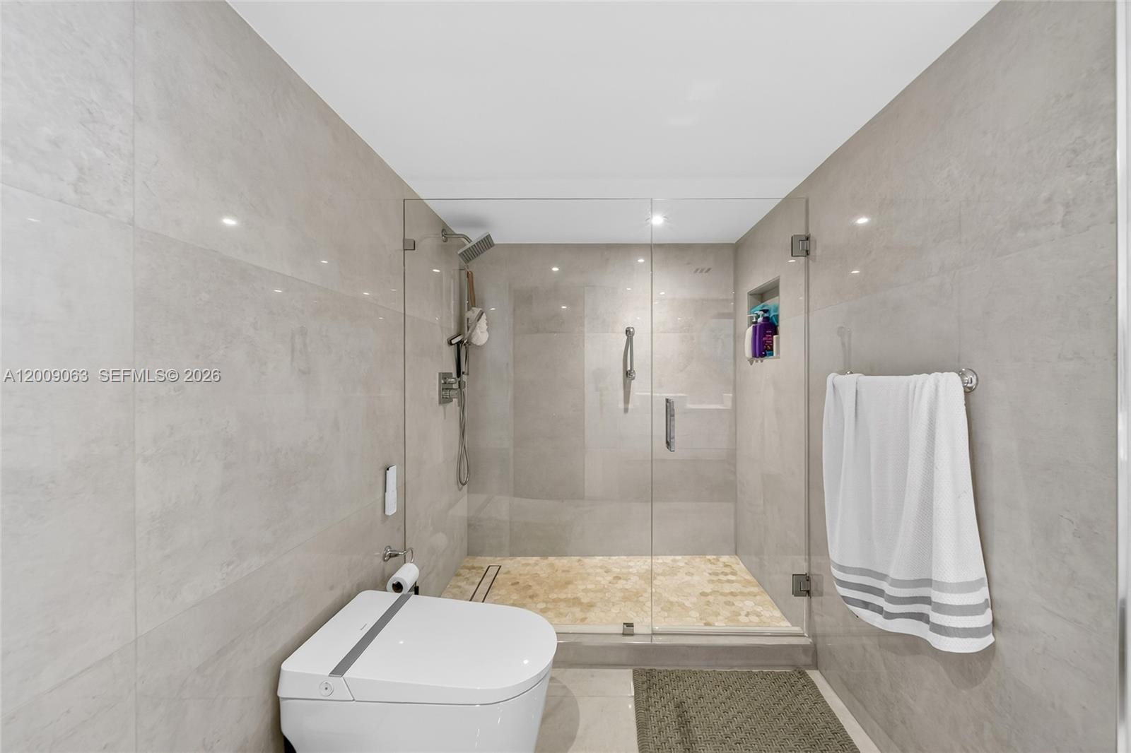 400 S Pointe Dr #2009 Miami Beach, FL 33139