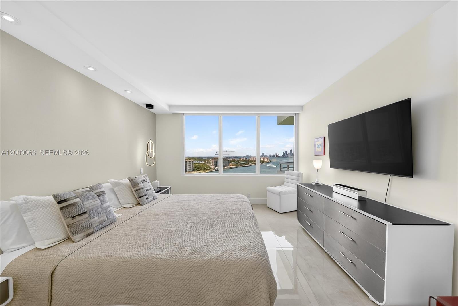 400 S Pointe Dr #2009 Miami Beach, FL 33139