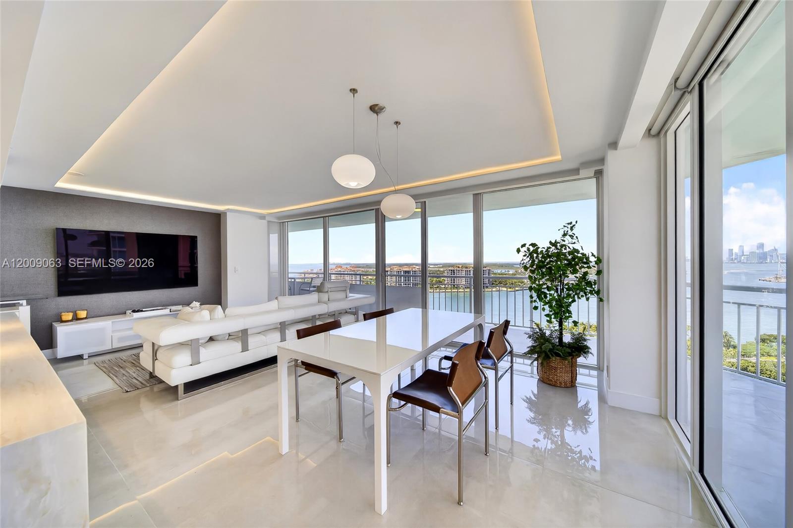 400 S Pointe Dr #2009 Miami Beach, FL 33139