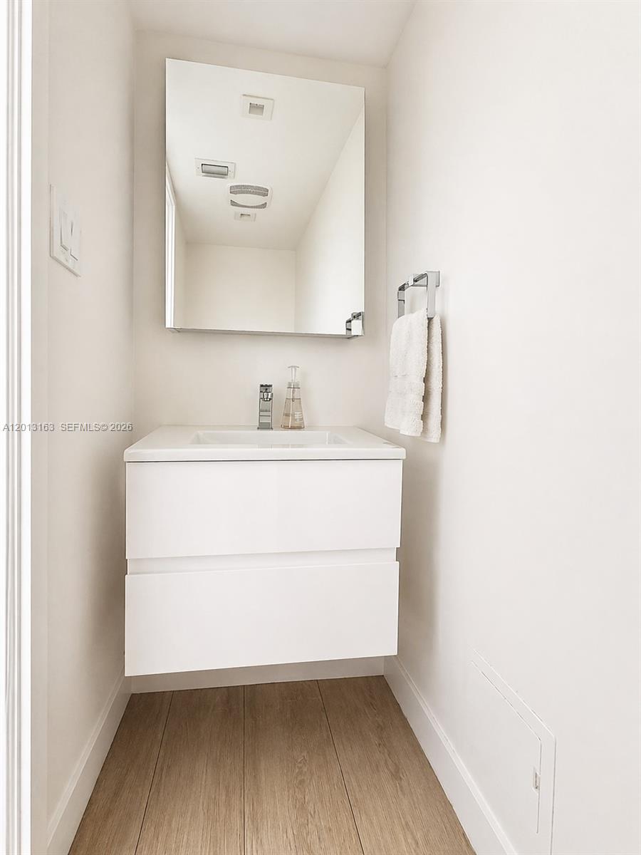400 S Pointe Dr #707 Miami Beach, FL 33139