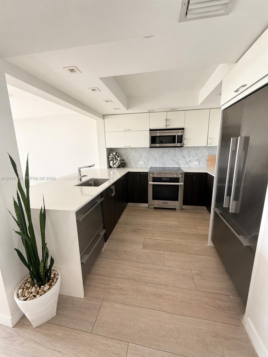400 S Pointe Dr #707 Miami Beach, FL 33139