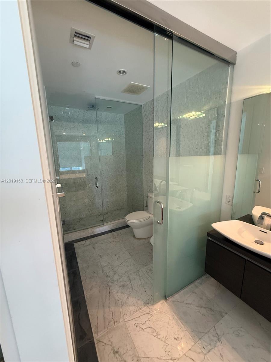 200 Biscayne Blvd Way #4904 Miami, FL 33131