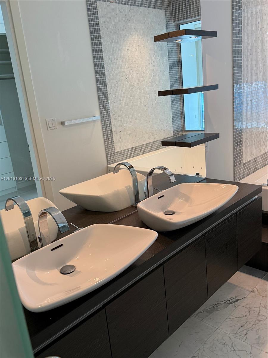 200 Biscayne Blvd Way #4904 Miami, FL 33131