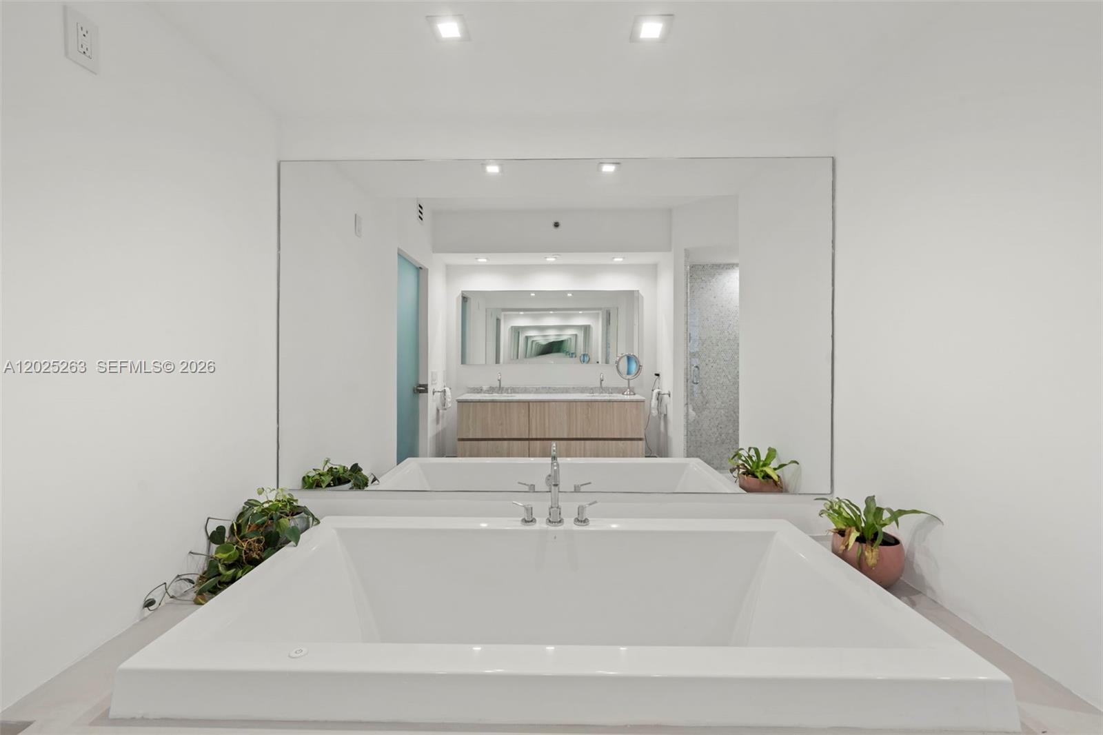 1000 S Pointe Dr #2803 Miami Beach, FL 33139