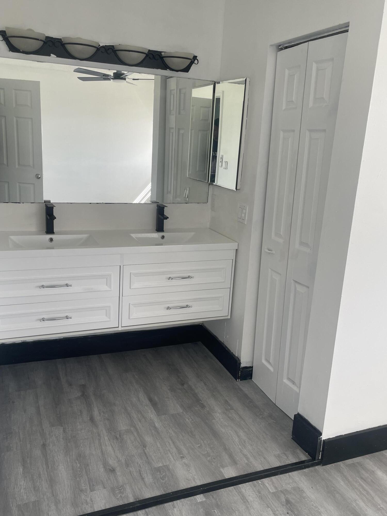 817 Crystal Lk Deerfield Beach, FL 33064
