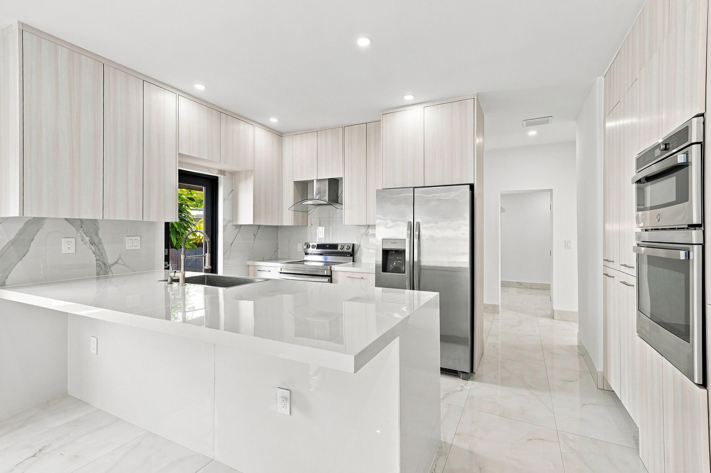 2239 SW 10th Miami, FL 33135