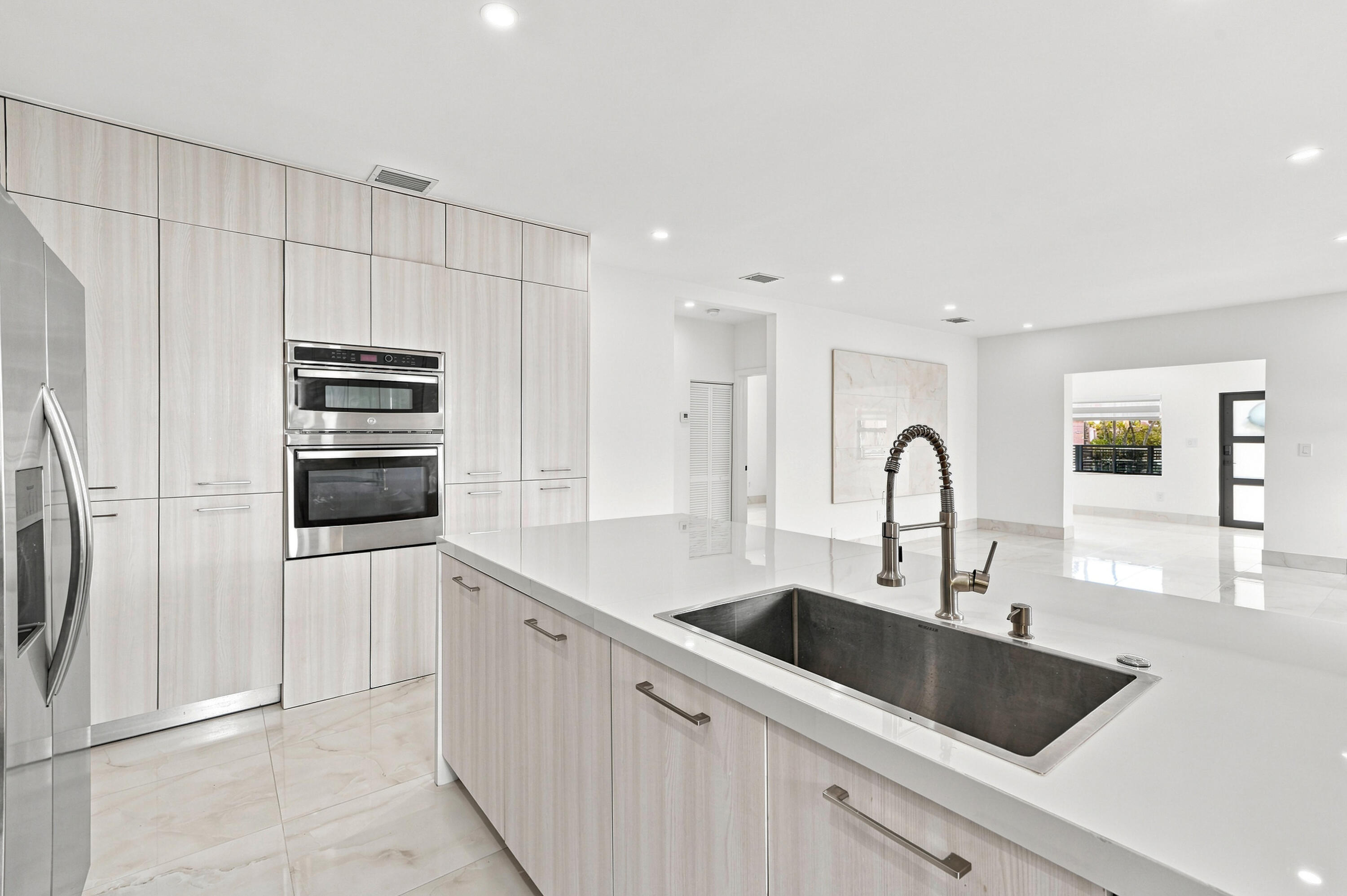 2239 SW 10th Miami, FL 33135