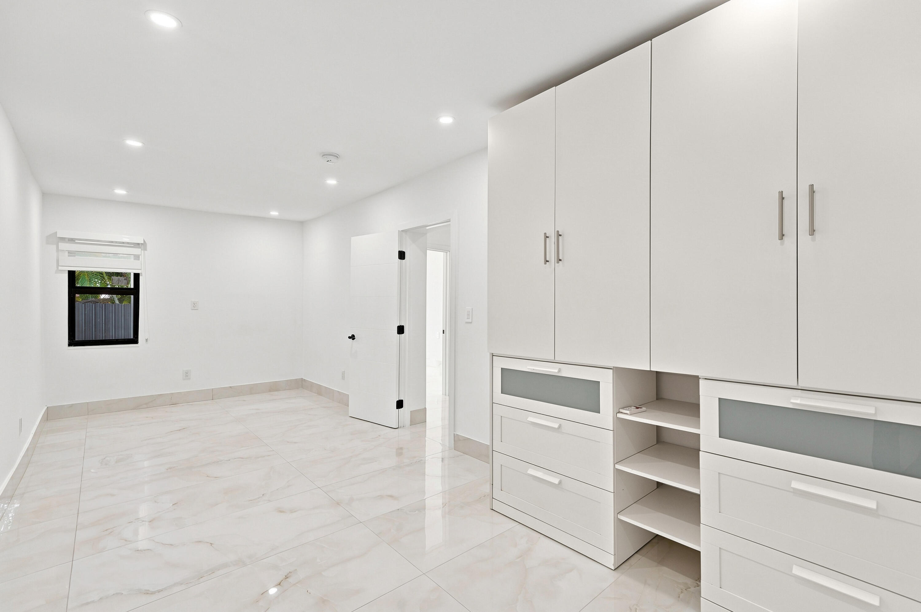 2239 SW 10th Miami, FL 33135