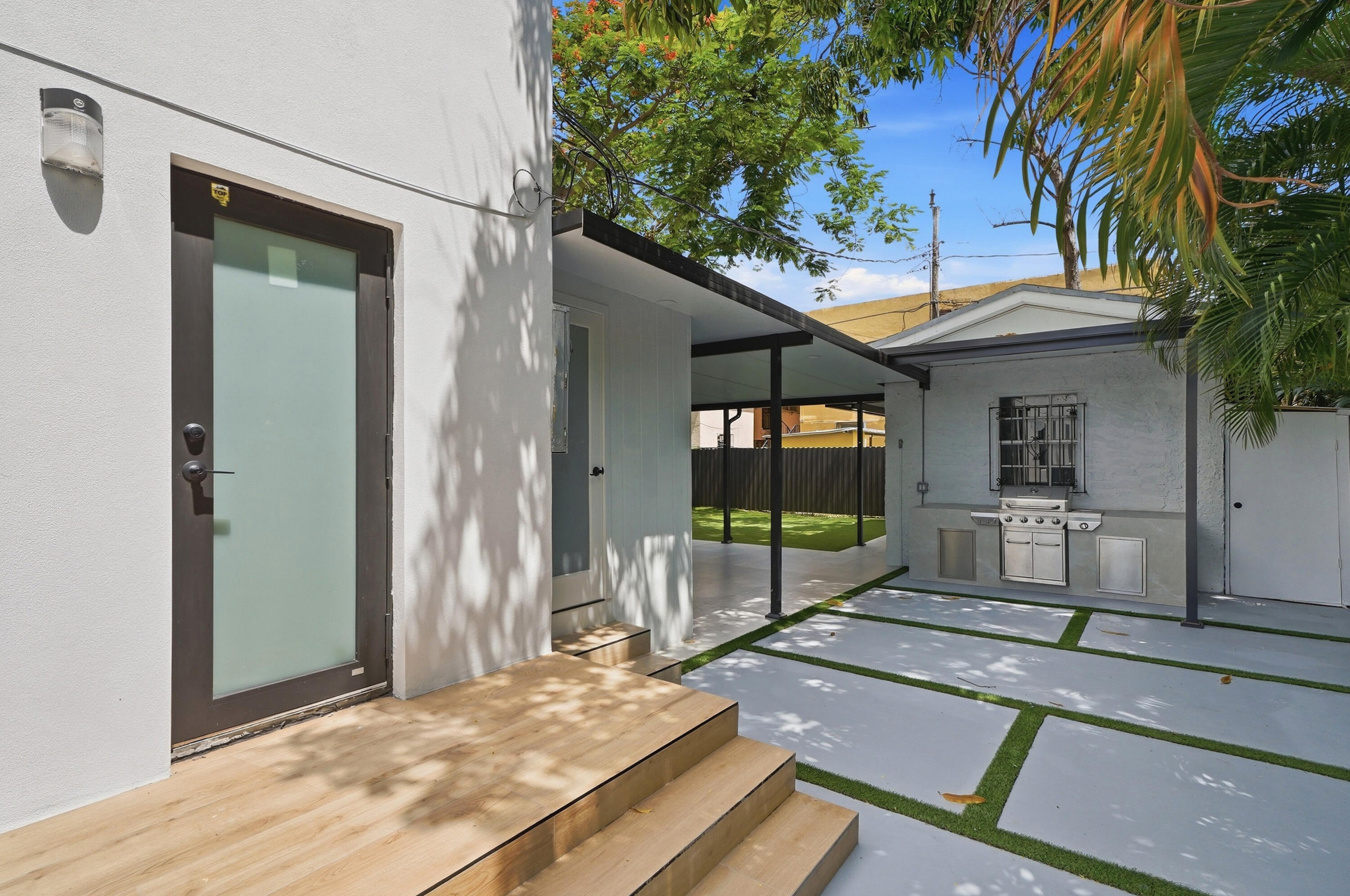 2239 SW 10th Miami, FL 33135