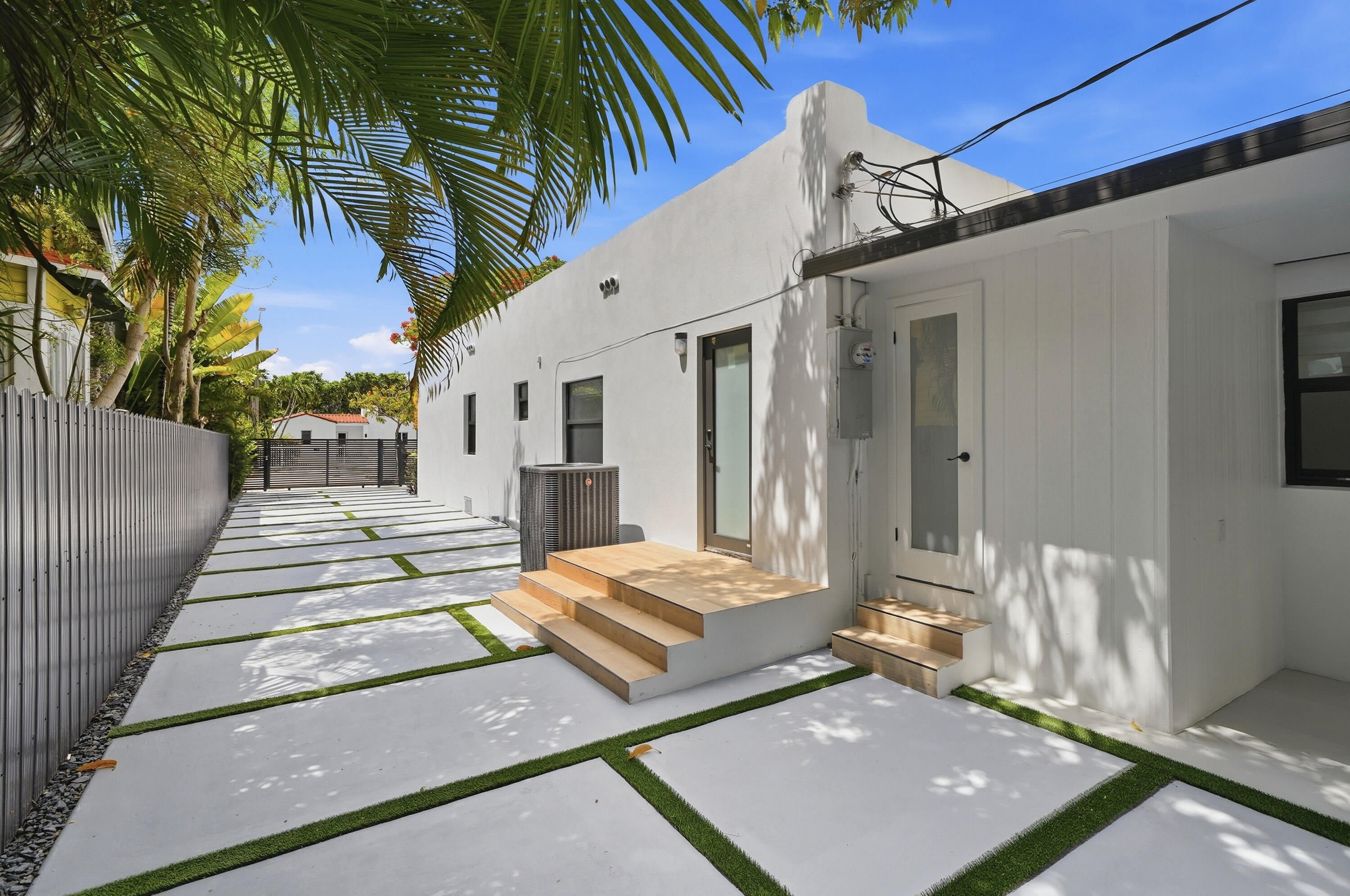 2239 SW 10th Miami, FL 33135