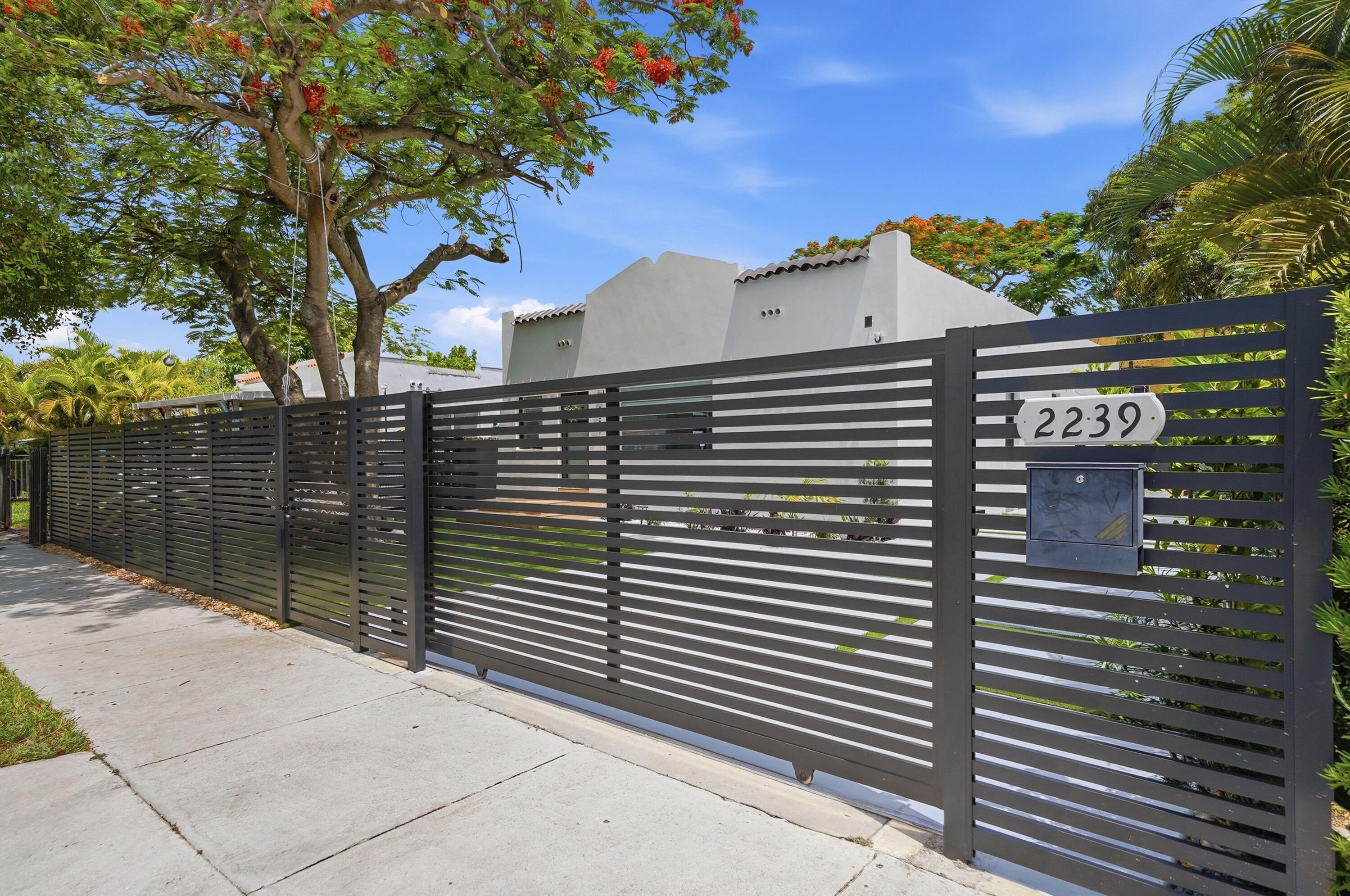 2239 SW 10th Miami, FL 33135
