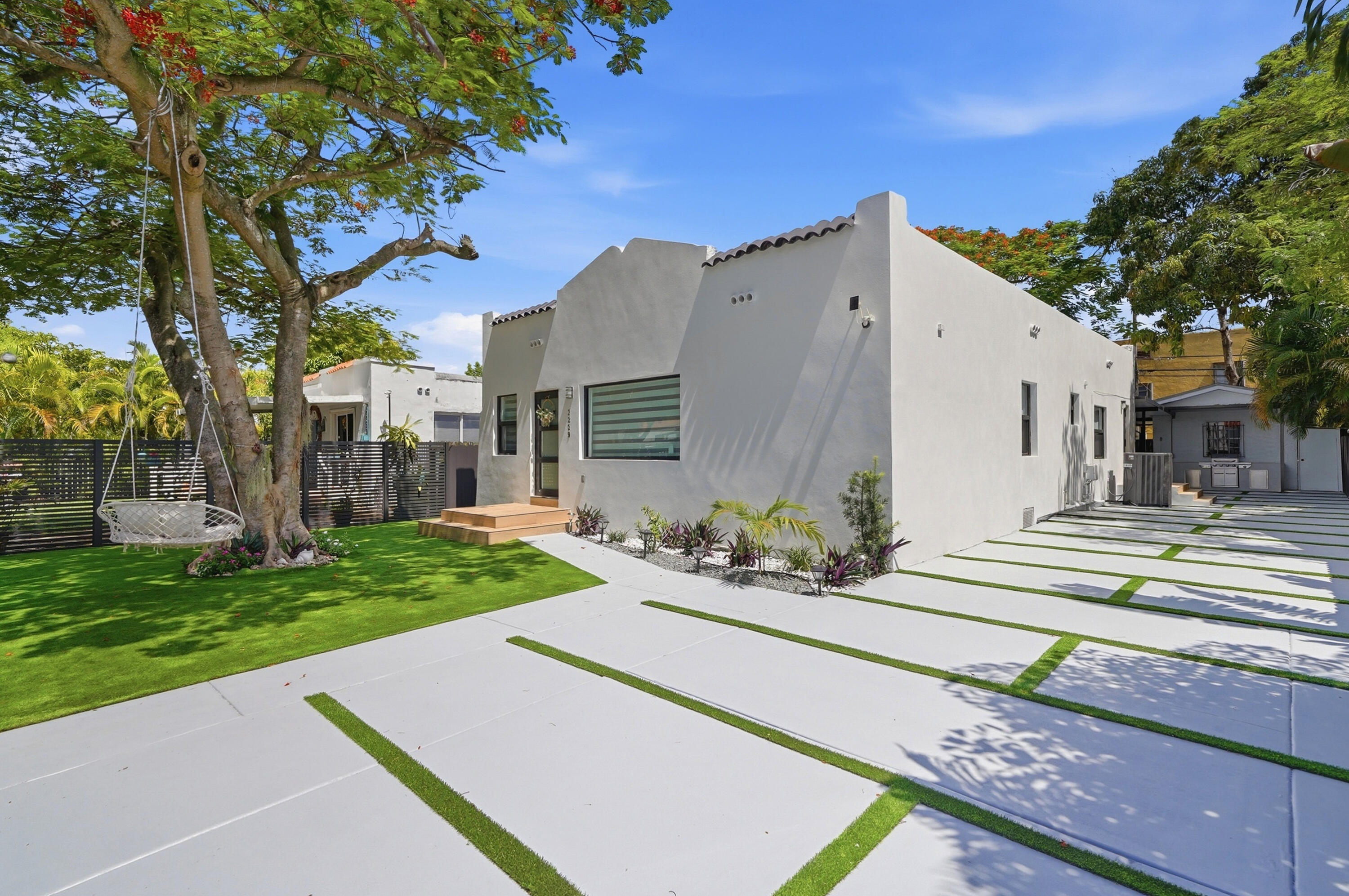 2239 SW 10th Miami, FL 33135