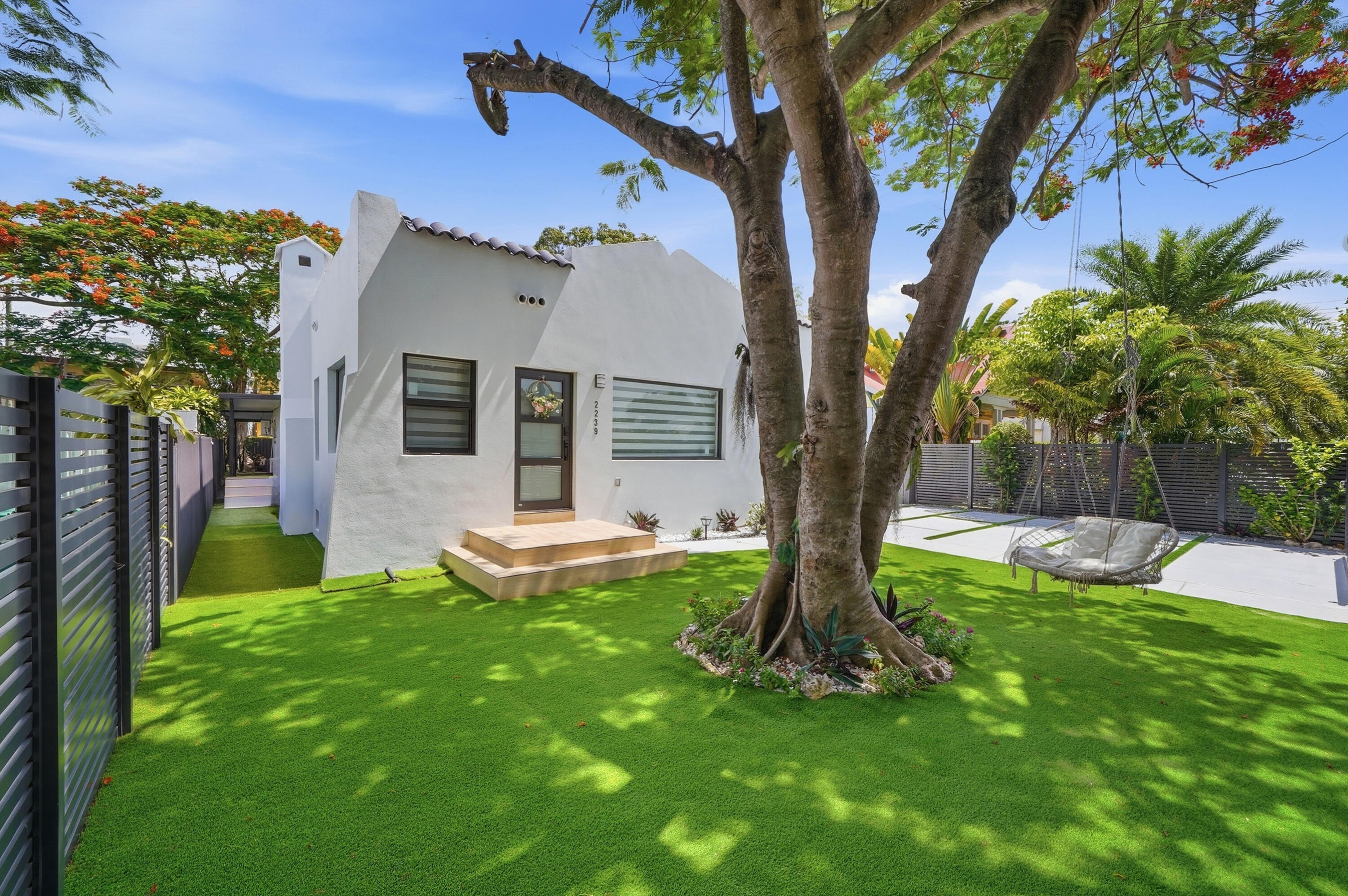 2239 SW 10th Miami, FL 33135