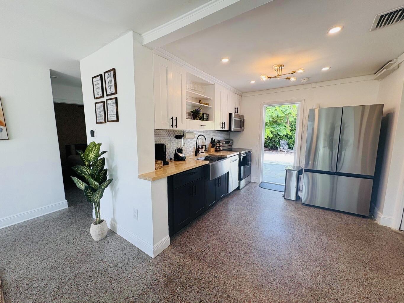 2711 NE 11th Ter