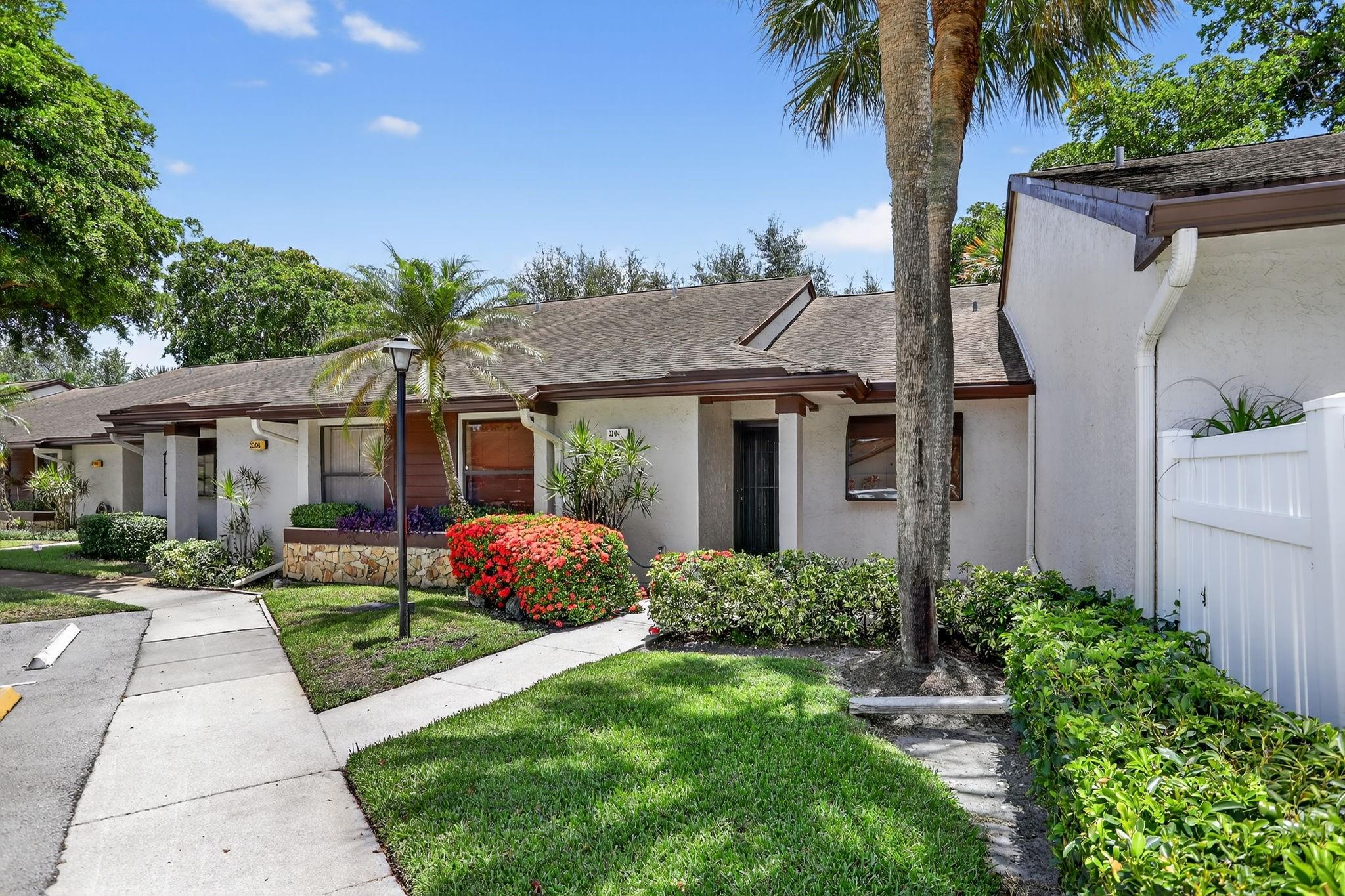 3204 Carambola Cir