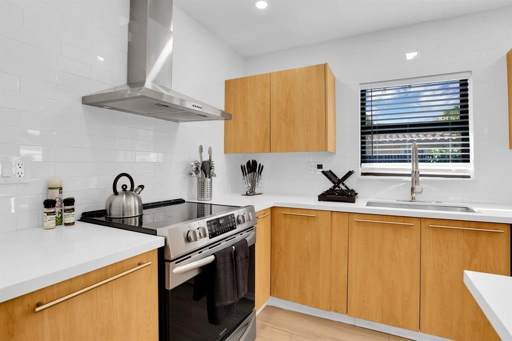 24 Castle Hbr Fort Lauderdale, FL 33308