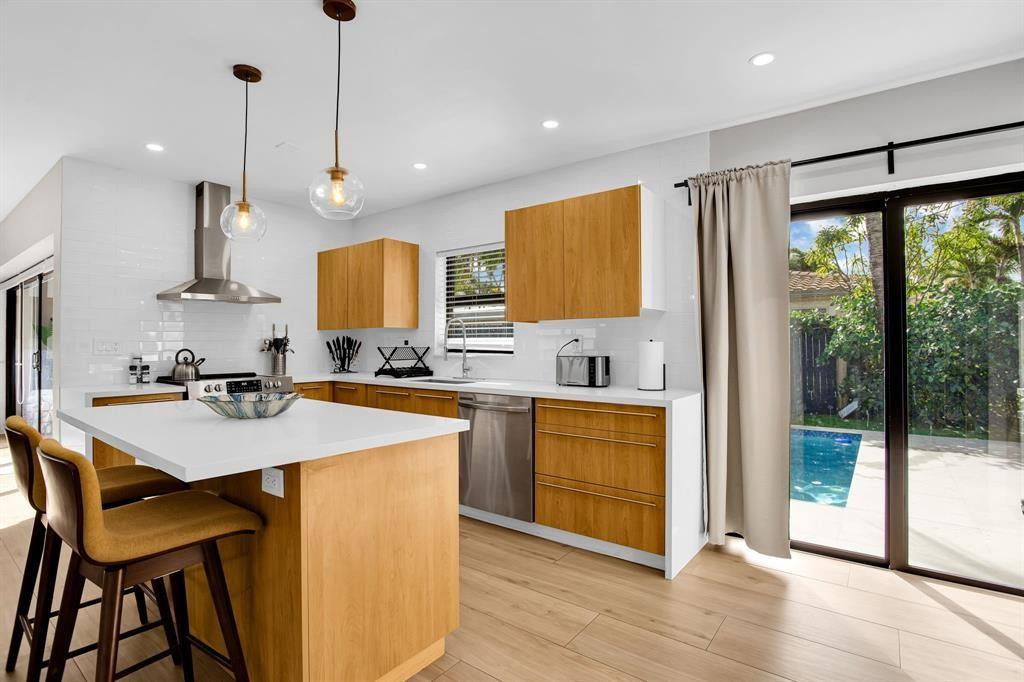 24 Castle Hbr Fort Lauderdale, FL 33308