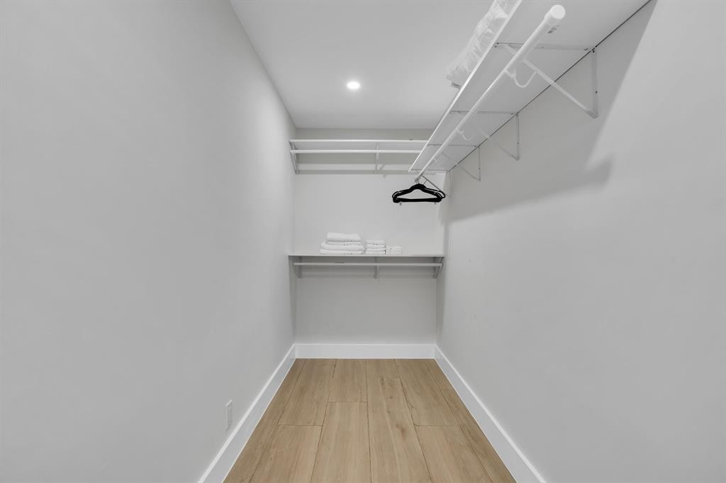 24 Castle Hbr Fort Lauderdale, FL 33308