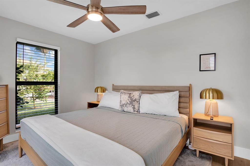 24 Castle Hbr Fort Lauderdale, FL 33308