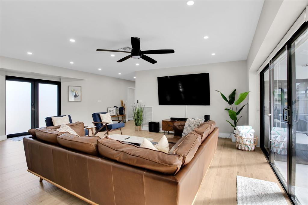 24 Castle Hbr Fort Lauderdale, FL 33308