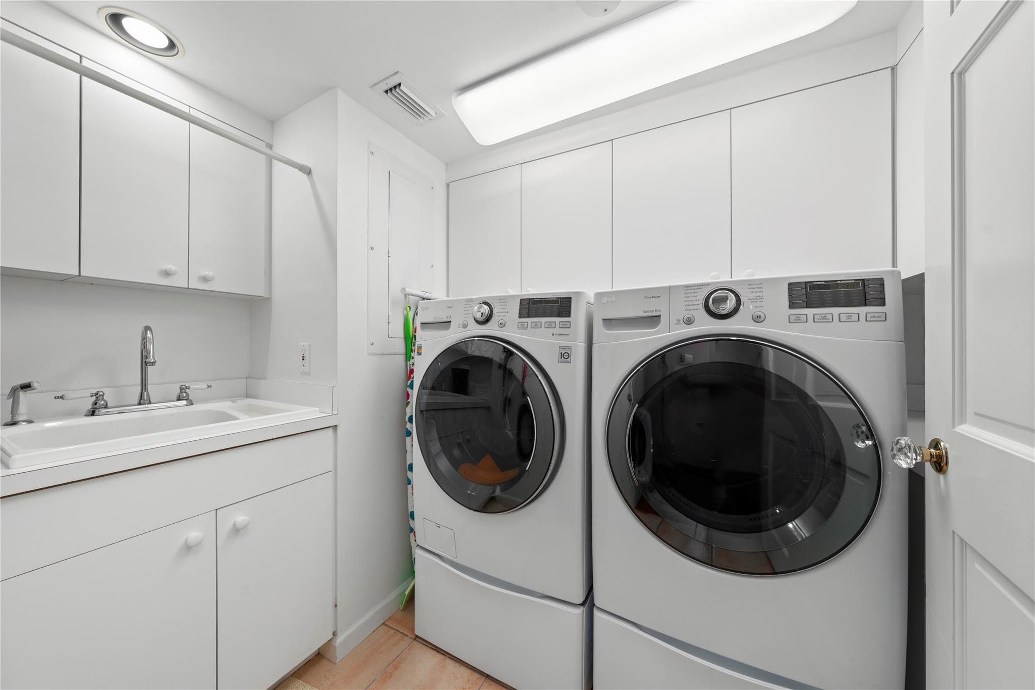 330 Royal Plz Fort Lauderdale, FL 33301