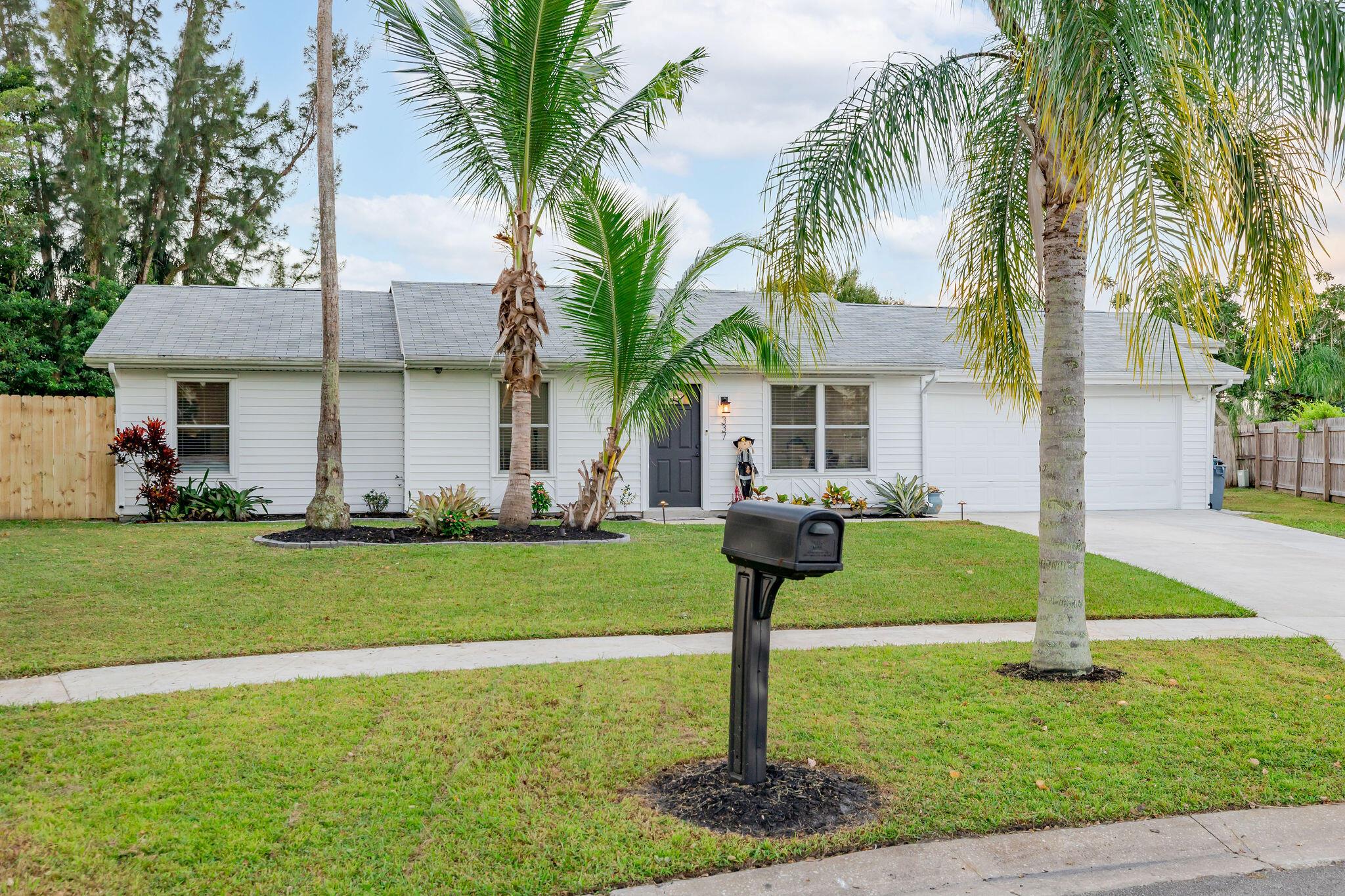 337 NE Camelot Dr