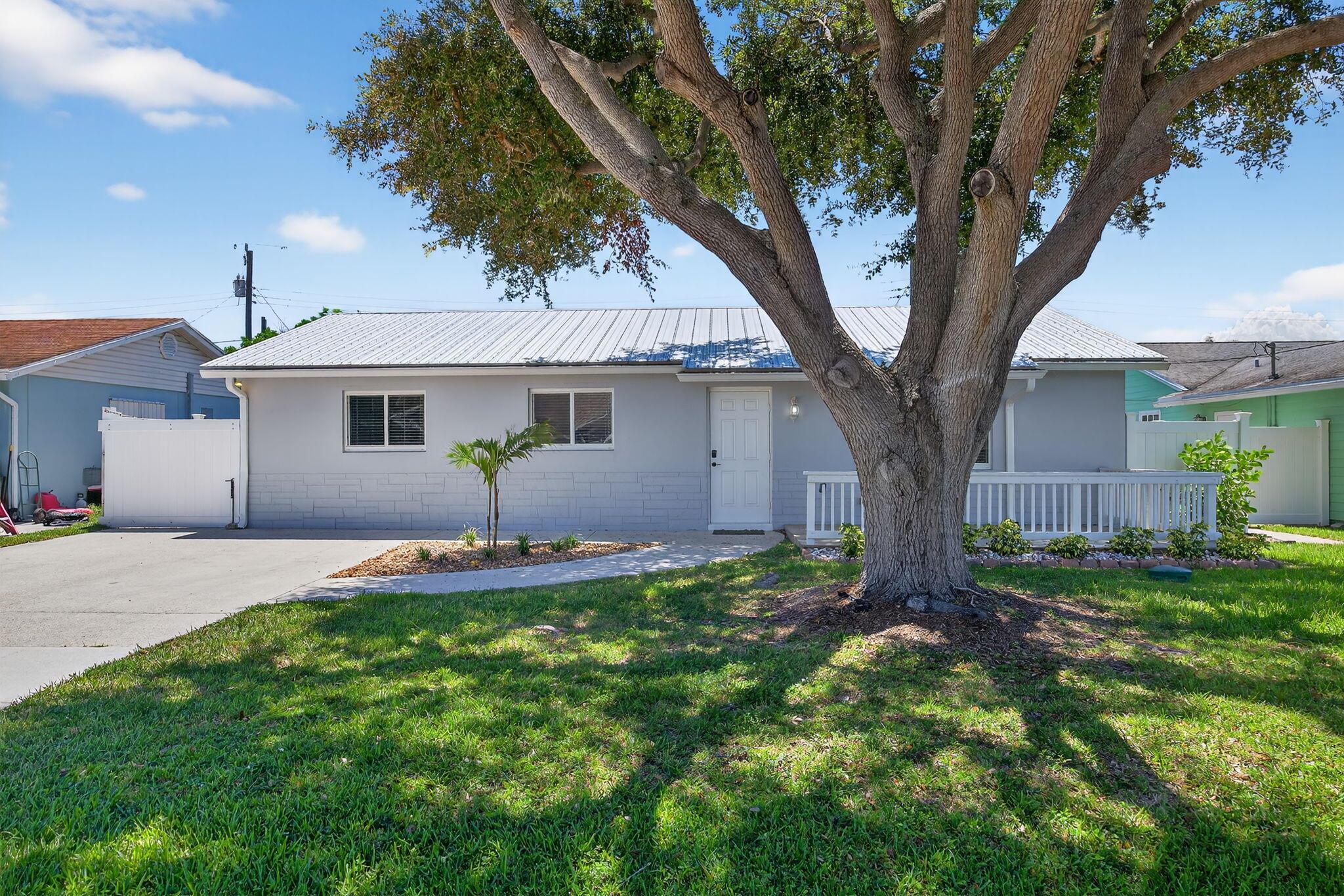 516 E Whitney Dr