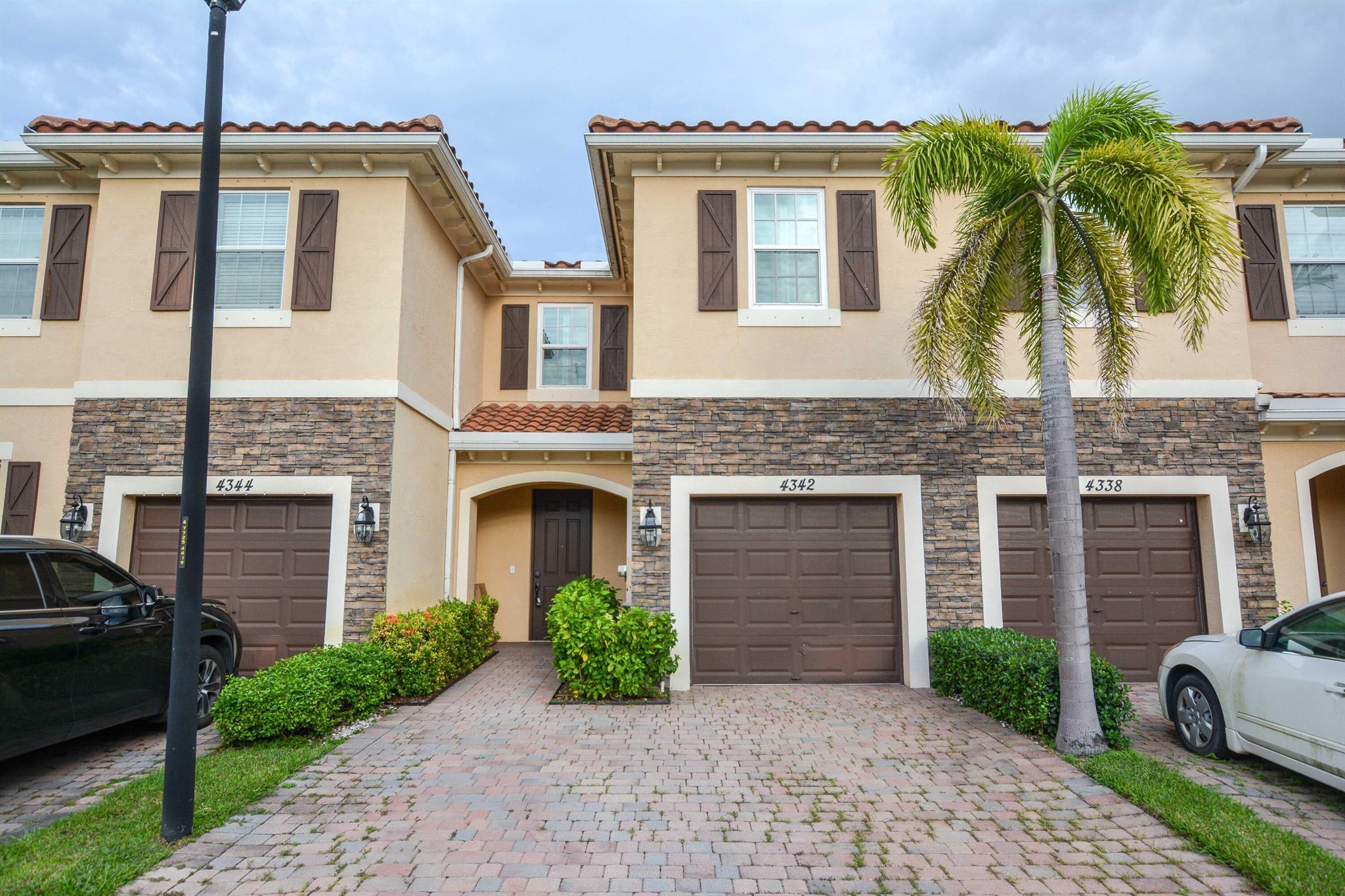 4342 Brewster Ln