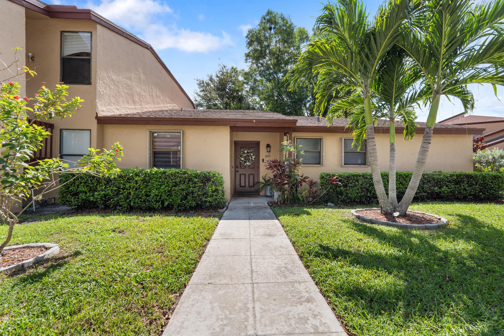 908 Lakeview Cir