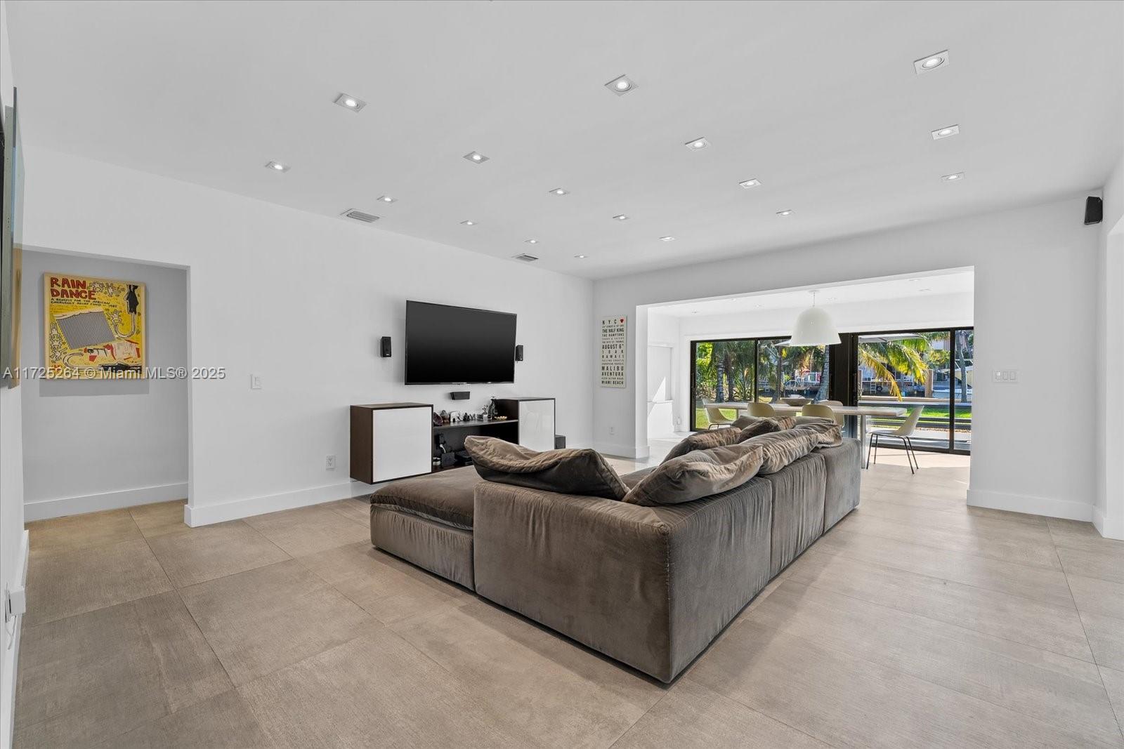 2104 NE 124th St North Miami, FL 33181